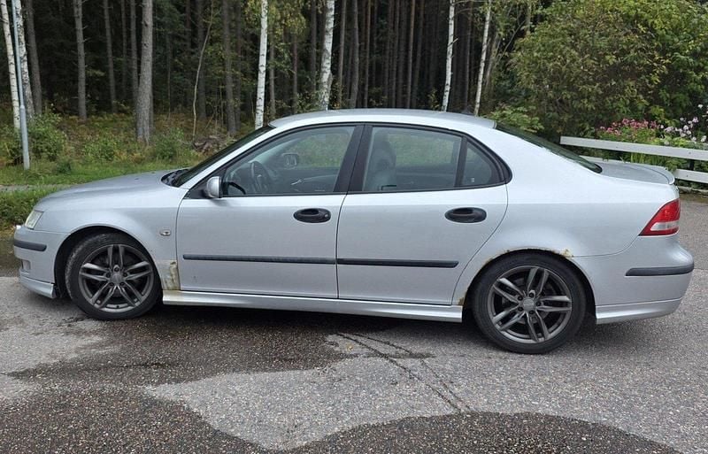 Grå Begagnad 2004 Saab 9-3 Aero Sedan | 15 000 kr (Superpris) - Bild 1/1