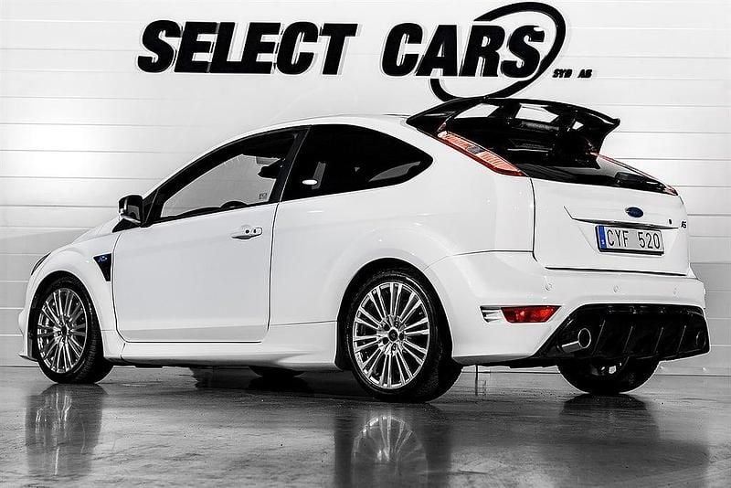 Begagnad Ford Focus RS 350 HK (257 kW) 2010 Vit Halvkombi