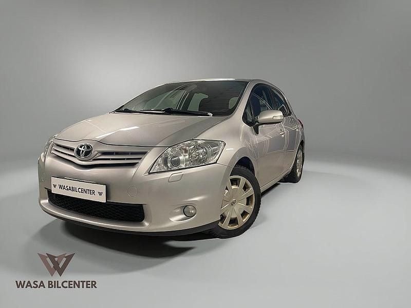 Silver Begagnad 2009 Toyota Auris Plus Halvkombi | 44 900 kr (Marknadspris) - Bild 1/4