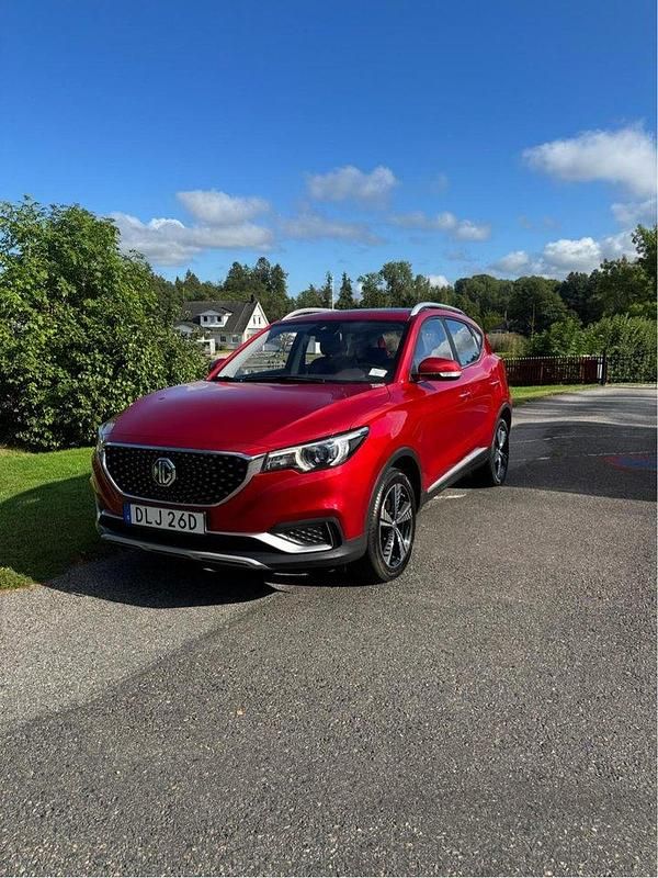 Röd Begagnad 2021 MG ZS Sedan | 169 000 kr (Marknadspris) - Bild 1/4