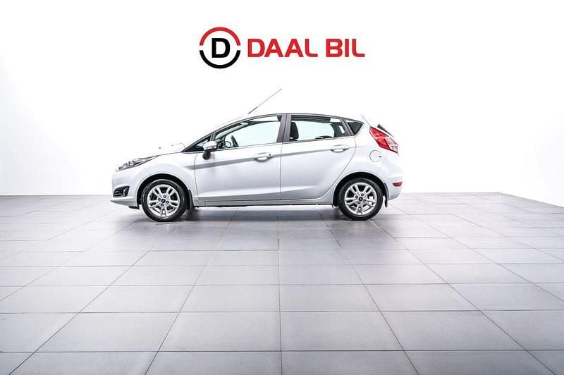 Vit Begagnad 2016 Ford Fiesta Titanium Halvkombi | 74 700 kr (Marknadspris) - Bild 1/4
