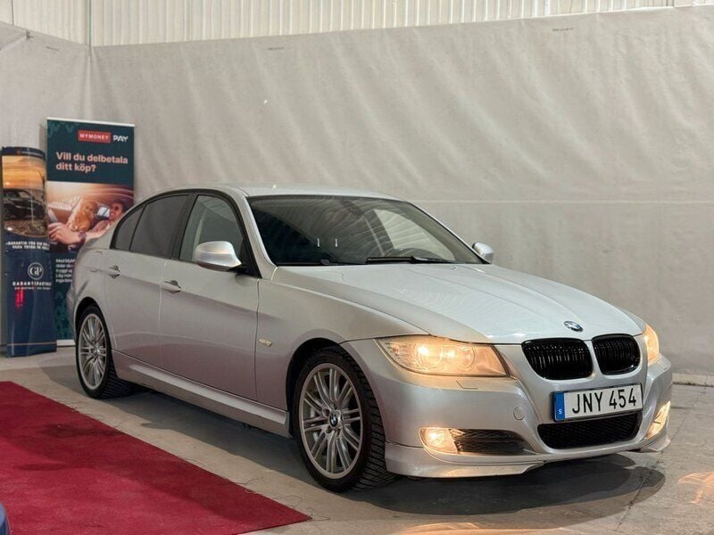 Ljusgrå Begagnad 2008 BMW 320 Comfort Edition Sedan | 79 509 kr (Dyr) - Bild 1/4