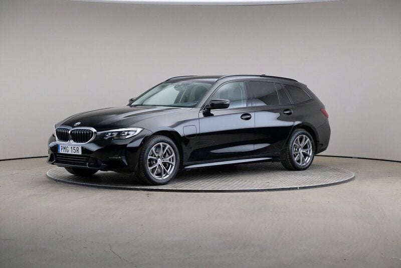 Svart Begagnad 2021 BMW 330e Sport Line Kombi | 269 000 kr (Superpris) - Bild 1/4
