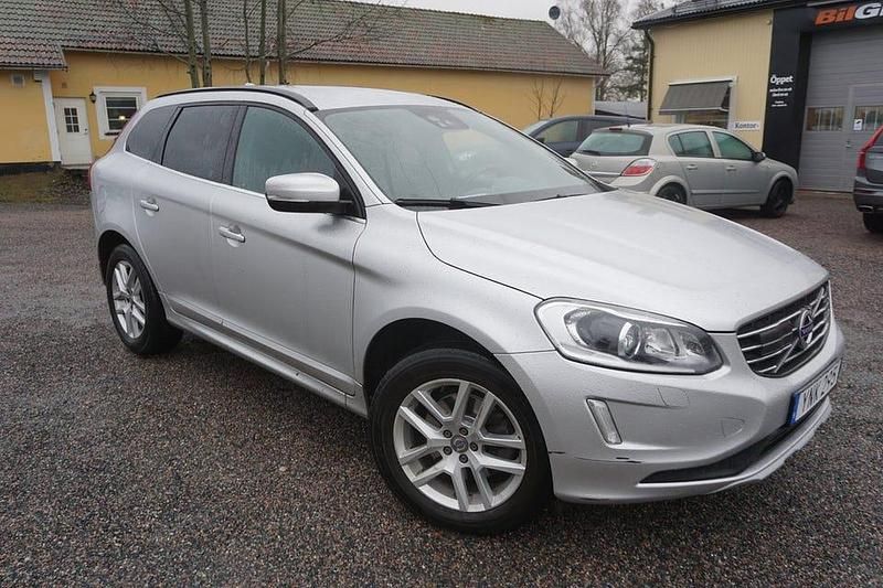 Silver Begagnad 2017 Volvo XC60 Momentum SUV | 179 900 kr (Marknadspris) - Bild 1/4