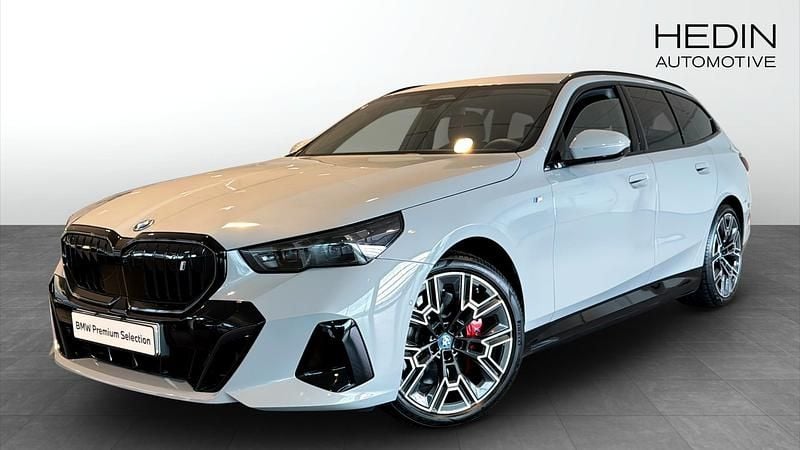Grå Begagnad 2025 BMW i5 M Sport Kombi | 738 700 kr (Superpris) - Bild 1/4