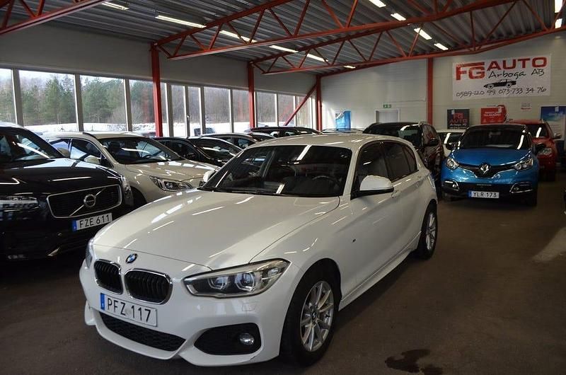 Vit Begagnad 2017 BMW 118 M Sport Halvkombi | 139 900 kr (Bra pris) - Bild 1/4