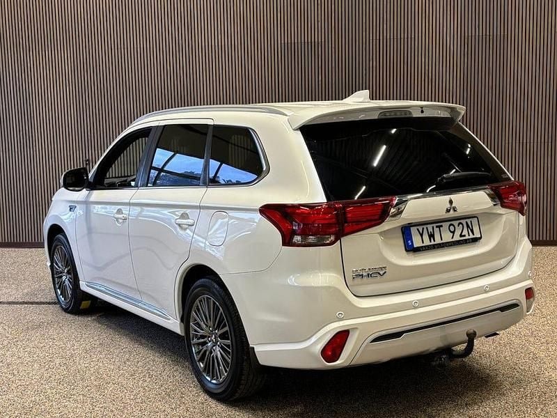 Begagnad Mitsubishi Outlander 224 HK (164 kW) 2020 Vit SUV
