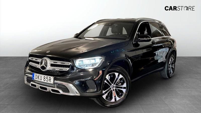 Svart Begagnad 2022 Mercedes GLC300e SUV | 364 900 kr (Bra pris) - Bild 1/4