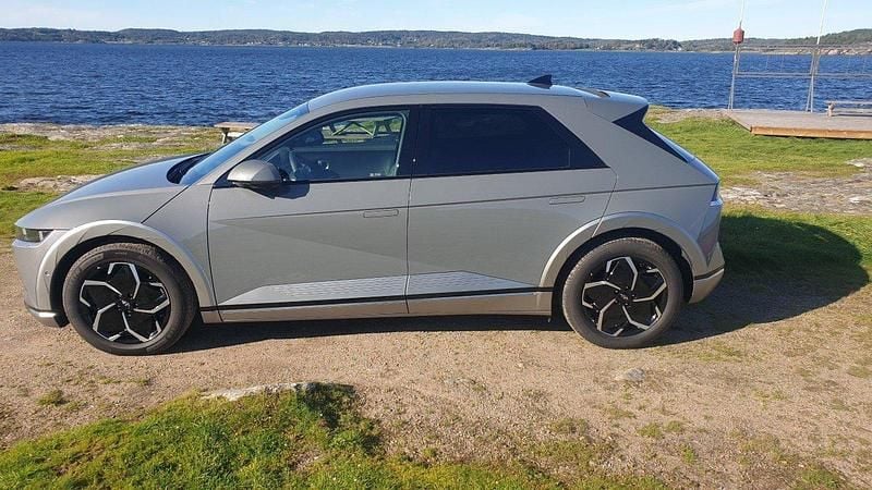 Grå Begagnad 2023 Hyundai Ioniq 5 SUV | 458 000 kr (Lite dyr) - Bild 1/4