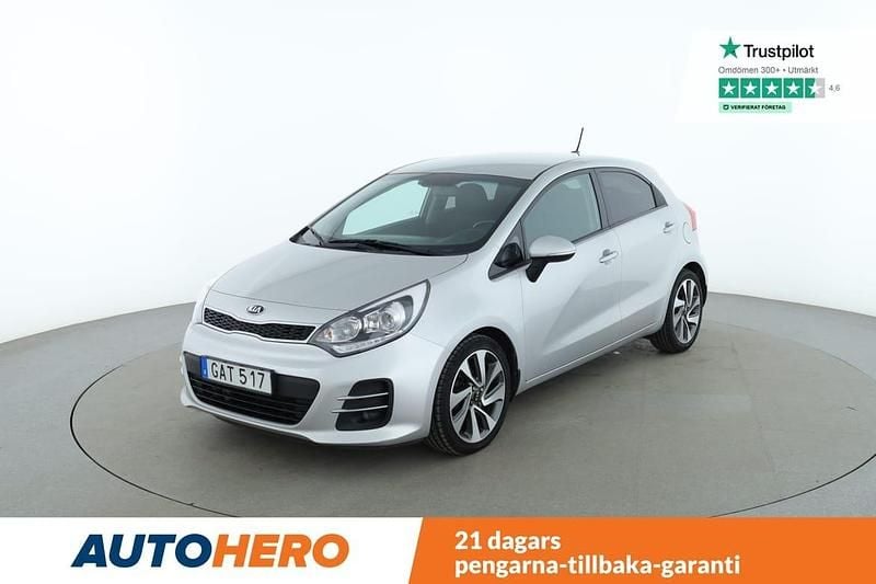 Grå Begagnad 2015 Kia Rio Active Halvkombi | 69 000 kr (Marknadspris) - Bild 1/4
