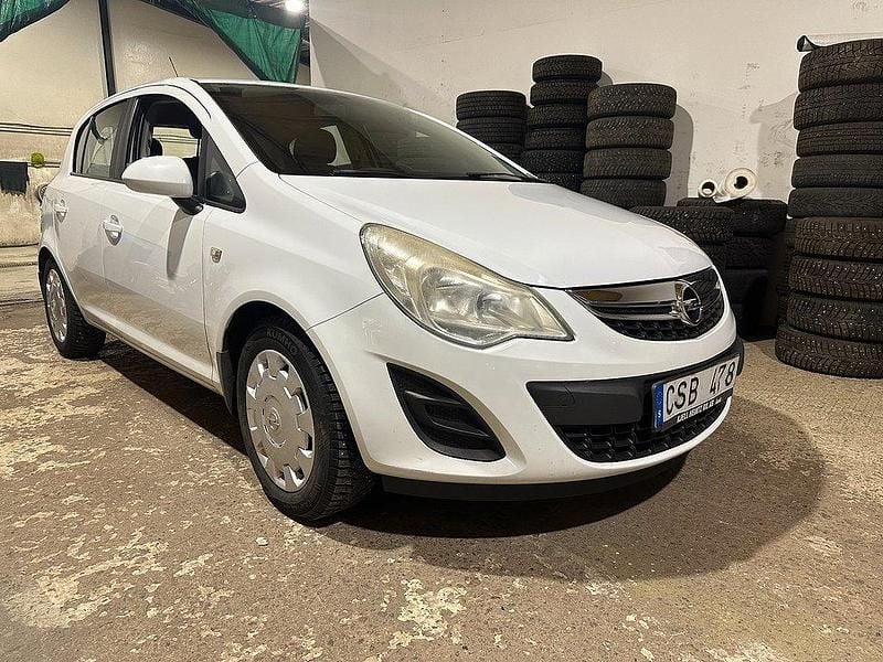 Vit Begagnad 2012 Opel Corsa Enjoy Halvkombi | 34 900 kr (Marknadspris) - Bild 1/4