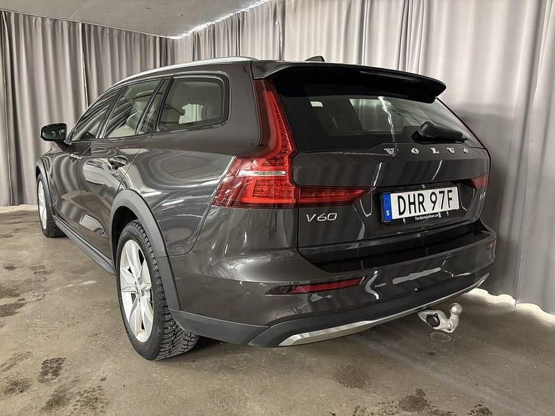 Begagnad Volvo V60 CC Core 197 HK (144 kW) 2023 Grå Kombi