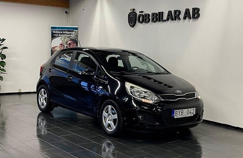 Svart Begagnad 2014 Kia Rio Halvkombi | 69 900 kr (Marknadspris) - Bild 1/4