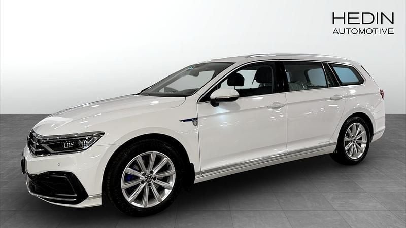 Vit (white) Begagnad 2021 VW Passat GTE Kombi | 239 900 kr (Marknadspris) - Bild 1/4