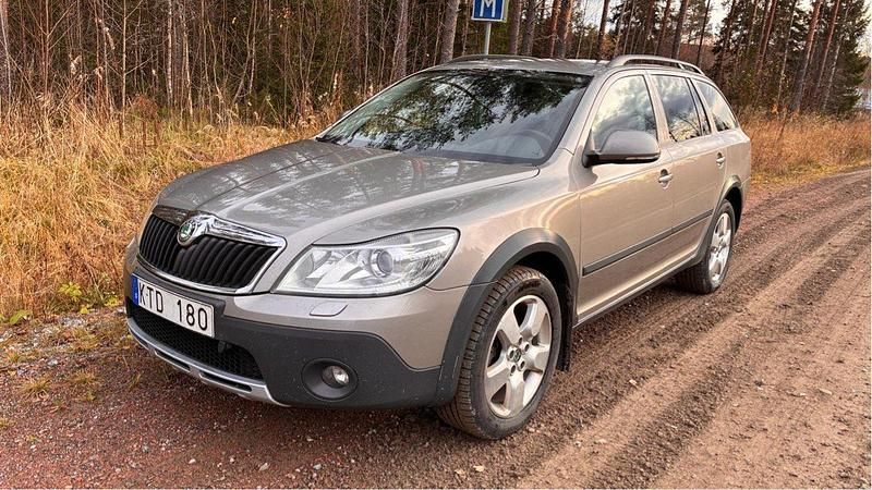 Brun Begagnad 2011 Skoda Octavia Scout Kombi | 54 000 kr (Marknadspris) - Bild 1/4