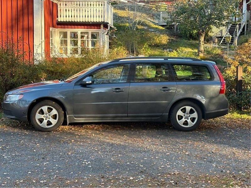 Grå Begagnad 2009 Volvo V70 Kinetic Kombi | 37 500 kr (Bra pris) - Bild 1/4