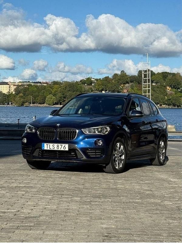 Blå Begagnad 2017 BMW X1 Sport Line SUV | 159 500 kr (Marknadspris) - Bild 1/4