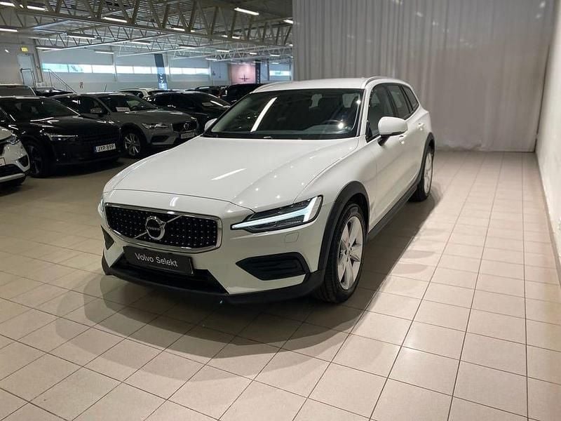 Begagnad Volvo V60 CC 200 HK (147 kW) 2022 Vit Kombi