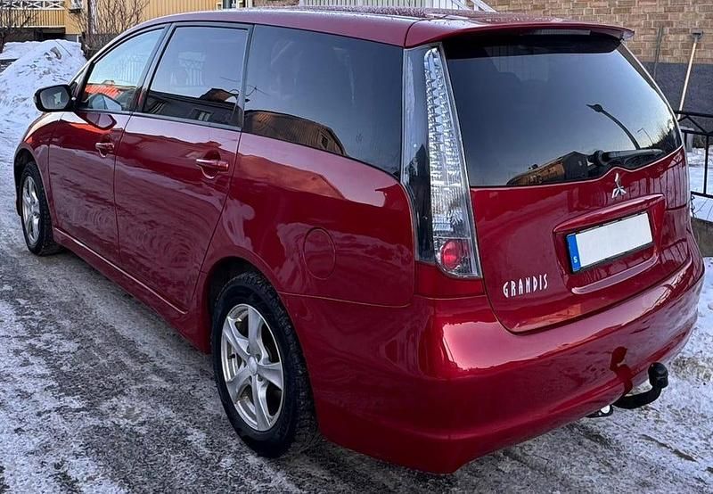 Vin röd metallic Begagnad 2007 Mitsubishi Grandis Minibuss | 34 000 kr (Marknadspris) - Bild 1/4