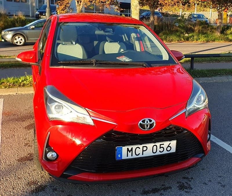 Röd Begagnad 2018 Toyota Yaris Multidrive S Halvkombi | 139 000 kr (Marknadspris) - Bild 1/4