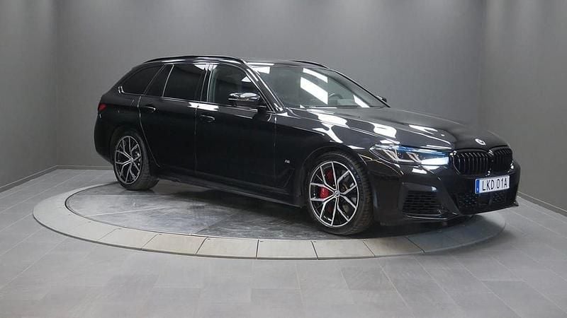 Svart (safirsvart metallic ) Begagnad 2022 BMW 540 M Sport Kombi | 629 000 kr - Bild 1/4