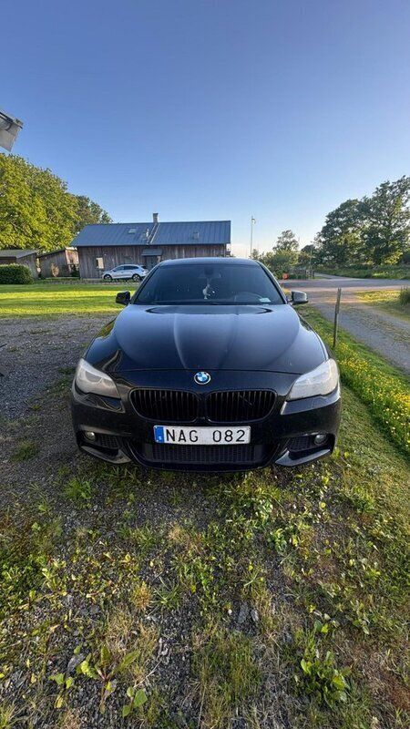 Svart Begagnad 2013 BMW 520 M Sport Sedan | 110 000 kr (Marknadspris) - Bild 1/4