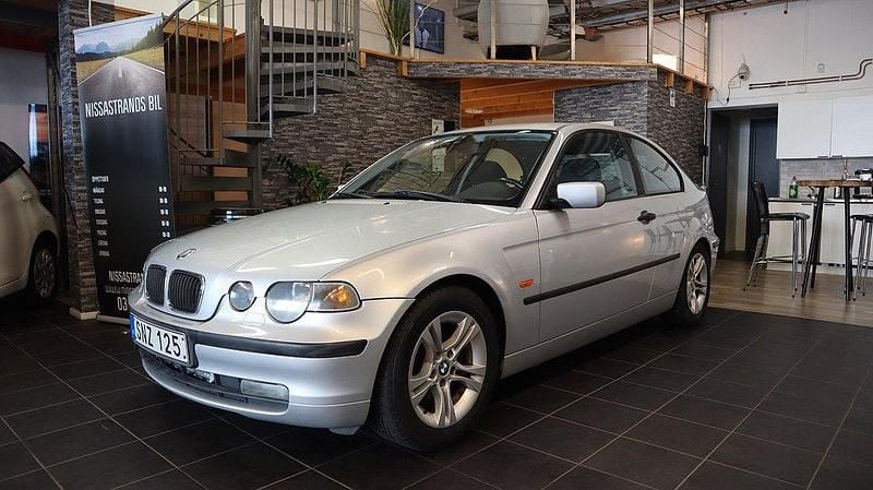 Ljusgrå Begagnad 2001 BMW 316 Compact Halvkombi | 31 900 kr (Bra pris) - Bild 1/4