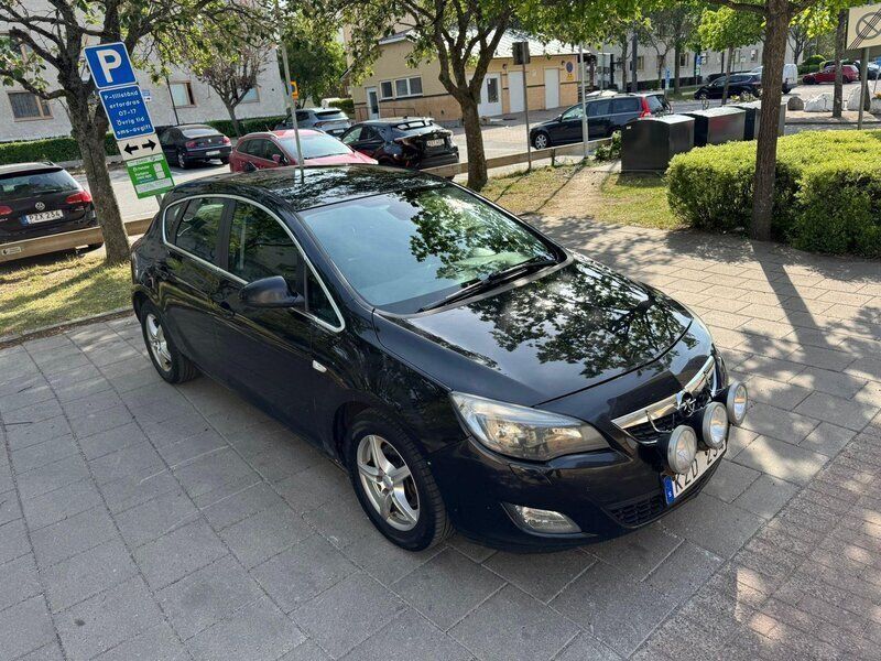 Svart Begagnad 2010 Opel Astra Enjoy Halvkombi | 27 000 kr (Marknadspris) - Bild 1/4