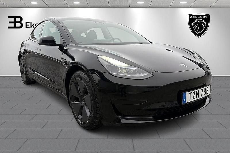 Begagnad Tesla Model 3 Standard Range 235 kW (320 HK) 2022 Svart Sedan