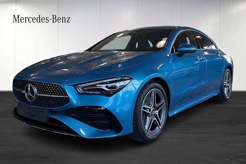 Ny 2025 Mercedes CLA200 Advanced Plus Sportkupé | 438 600 kr (Marknadspris) - Bild 1/4