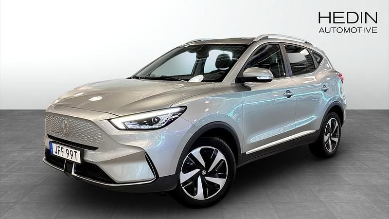 Grå (grey) Begagnad 2022 MG ZS Comfort Sedan | 244 900 kr (Marknadspris) - Bild 1/4