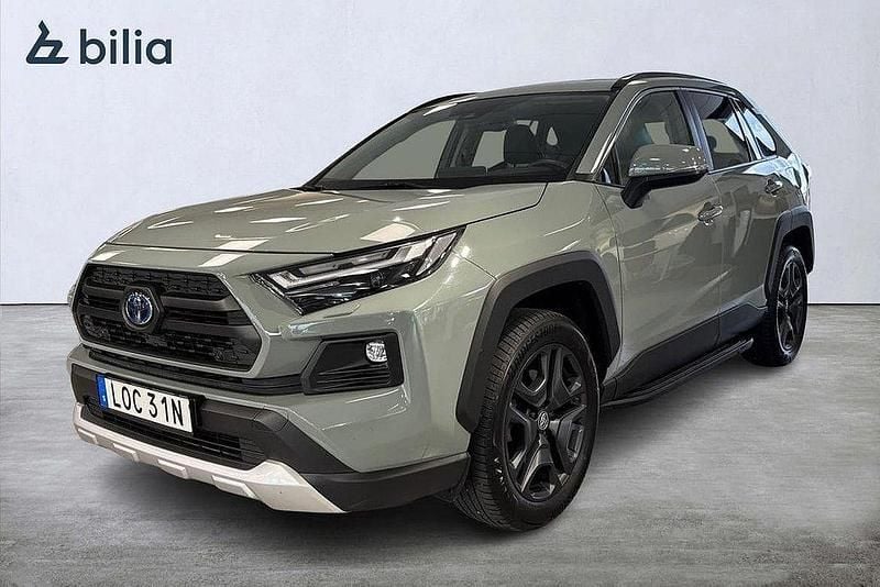 Grön Begagnad 2022 Toyota RAV4 Hybrid SUV | 389 900 kr (Marknadspris) - Bild 1/3