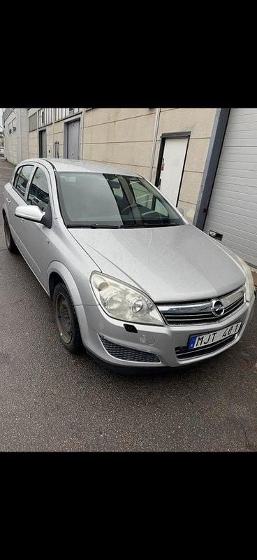 Grå Begagnad 2007 Opel Astra Halvkombi | 22 000 kr (Marknadspris) - Bild 1/4