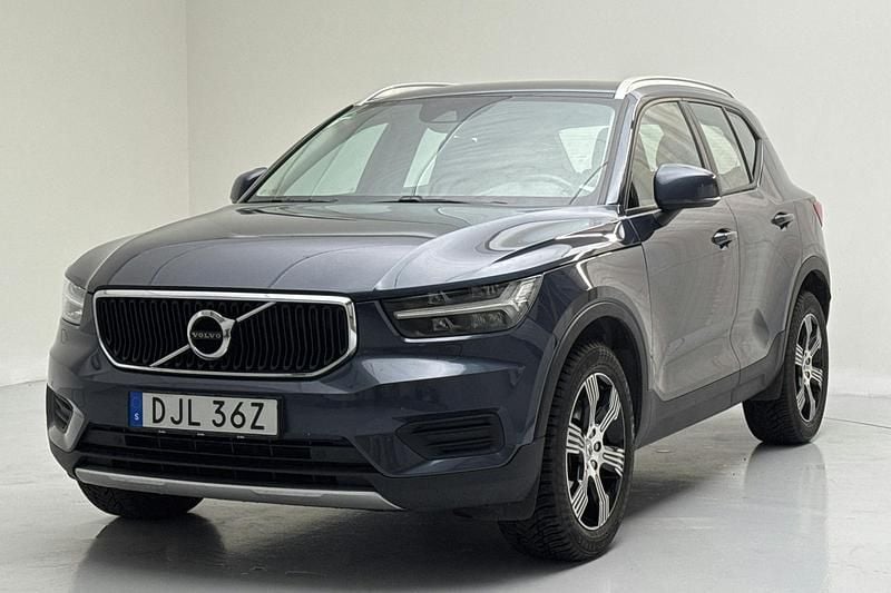 Mörkblå Begagnad 2022 Volvo XC40 Momentum SUV | 285 000 kr (Bra pris) - Bild 1/4