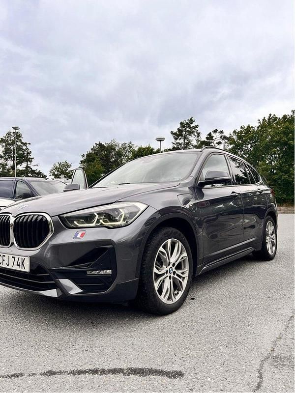Grå Begagnad 2021 BMW X1 Sport Line SUV | 309 000 kr (Lite dyr) - Bild 1/4