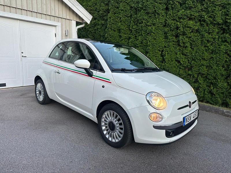 Vit Begagnad 2013 Fiat 500 Lounge Halvkombi | 75 000 kr (Marknadspris) - Bild 1/4