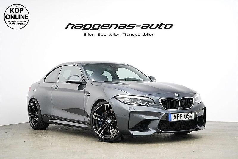 Grå Begagnad 2018 BMW M2 Shadowline Sportkupé | 429 000 kr (Marknadspris) - Bild 1/4
