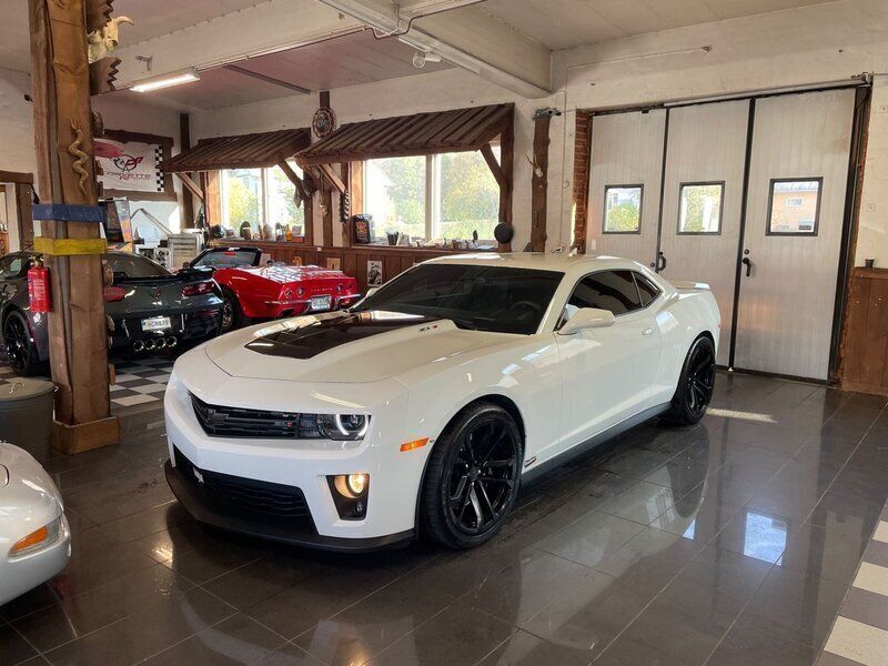 Vit Begagnad 2013 Chevrolet Camaro ZL1 Sportkupé | 694 999 kr - Bild 1/4