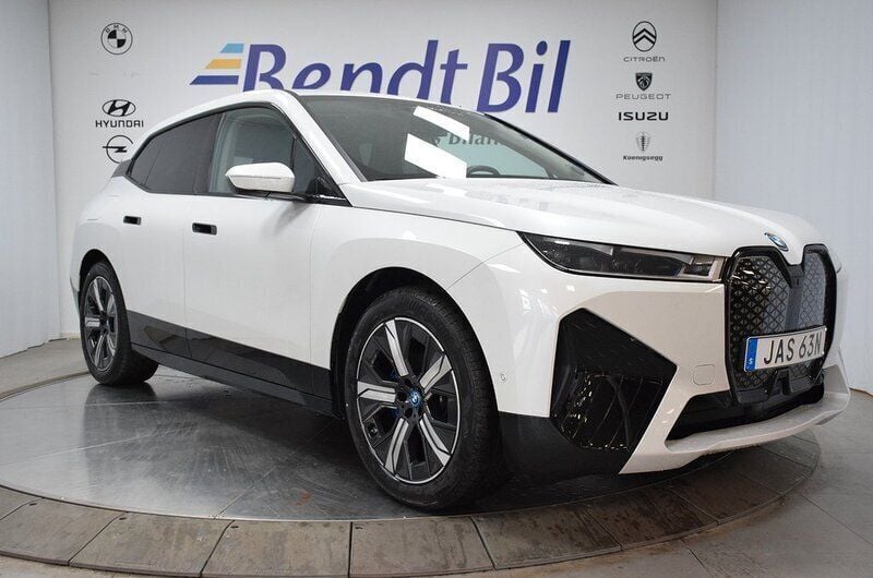 Mineralvit metallic Begagnad 2024 BMW iX Comfort Edition SUV | 749 500 kr (Bra pris) - Bild 1/3