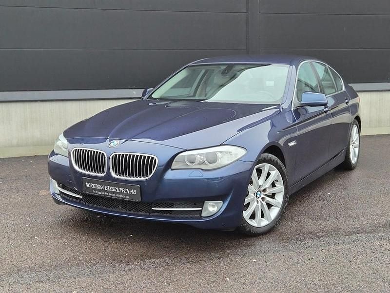 Blå Begagnad 2010 BMW 535 Sedan | 139 800 kr (Marknadspris) - Bild 1/4