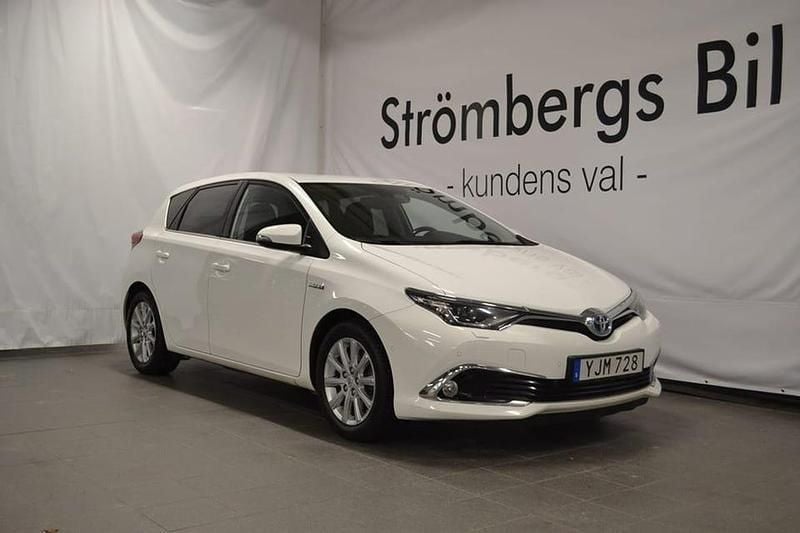 Vit Begagnad 2017 Toyota Auris SUV | 159 900 kr (Marknadspris) - Bild 1/4
