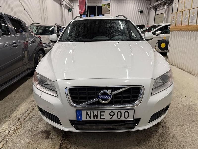 Vit Begagnad 2012 Volvo V70 Momentum Kombi | 69 990 kr (Bra pris) - Bild 1/4
