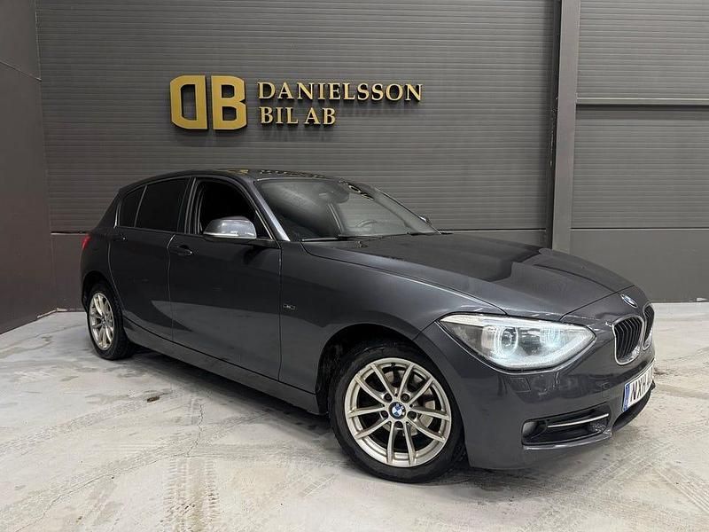 Begagnad BMW 118 Sport Line 143 HK (105 kW) 2014 Grå Halvkombi