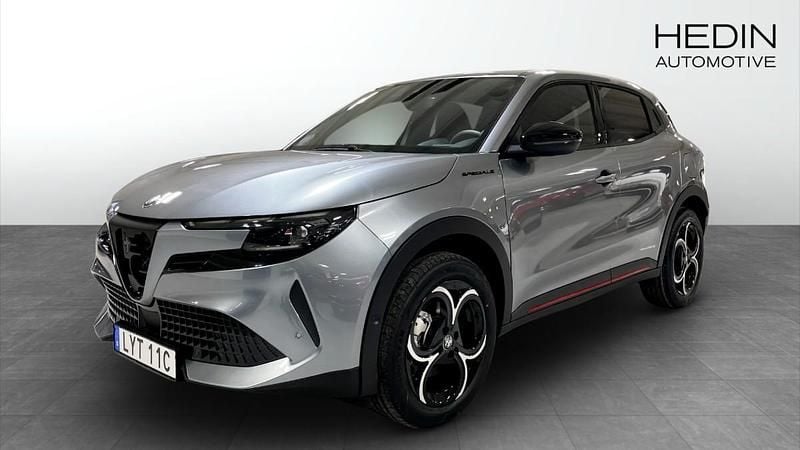Grå Begagnad 2024 Alfa Romeo Junior Edizione Speciale SUV | 339 900 kr - Bild 1/4