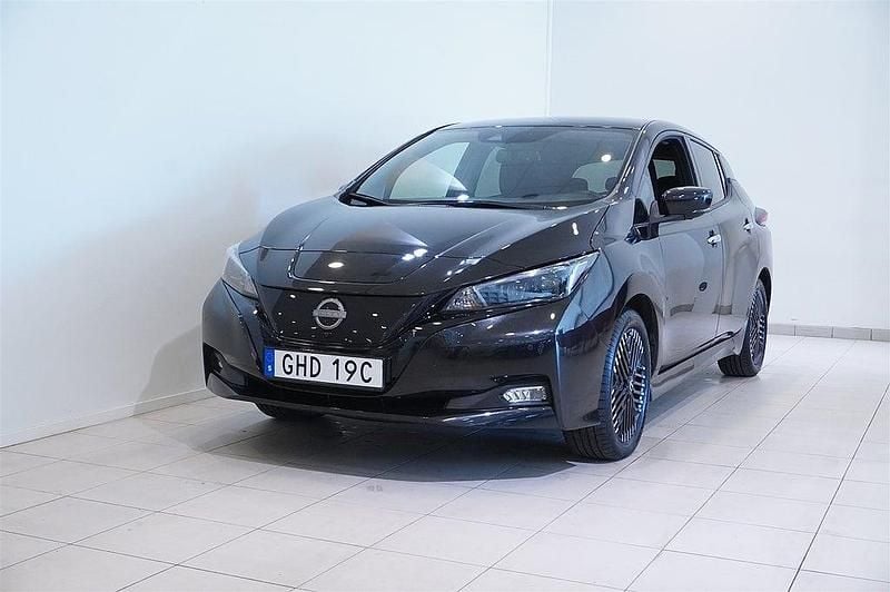 Svart Begagnad 2022 Nissan Leaf 360º Halvkombi | 174 800 kr (Marknadspris) - Bild 1/4