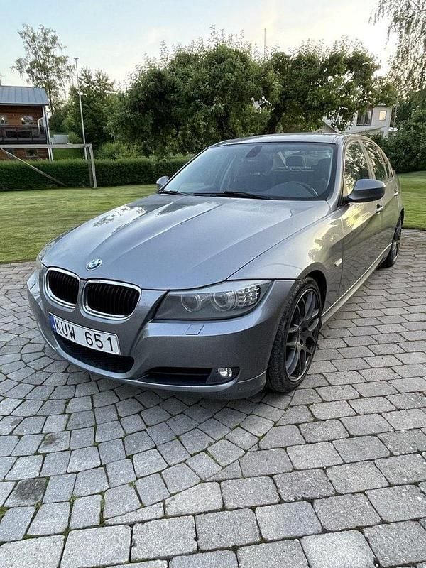 Grå Begagnad 2010 BMW 320 Comfort Edition Sedan | 80 000 kr (Marknadspris) - Bild 1/4