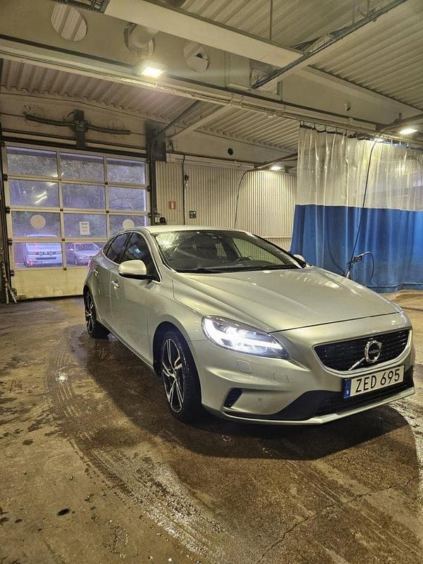 Silver Begagnad 2018 Volvo V40 R-Design Kombi | 149 000 kr (Marknadspris) - Bild 1/4
