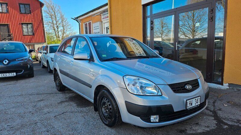Silver Begagnad 2008 Kia Rio 3 Halvkombi | 24 900 kr (Marknadspris) - Bild 1/4