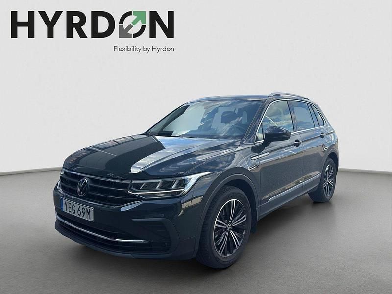 Grå Begagnad 2023 VW Tiguan SUV | 329 000 kr (Marknadspris) - Bild 1/4