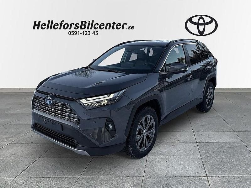 Grå Ny 2025 Toyota RAV4 Hybrid SUV | 484 800 kr (Marknadspris) - Bild 1/4